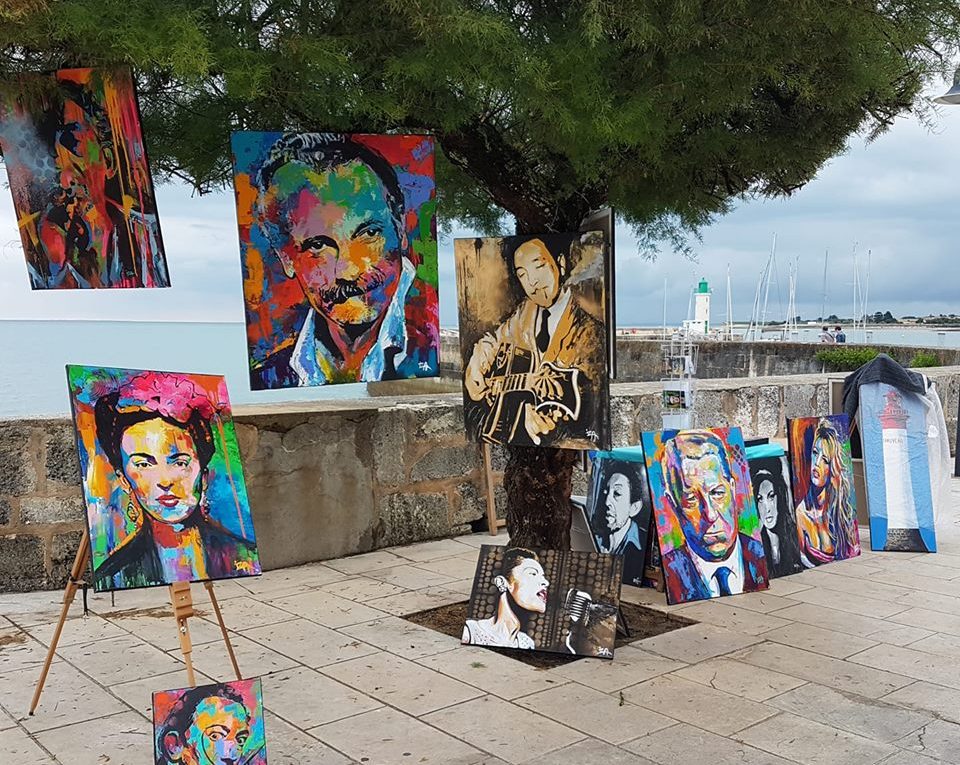 La peintre IZA Le Guen expose sur l'ile de Ré tout l'été